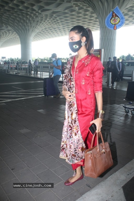 Erica Fernandes Spotted At Airport - 14 / 15 photos
