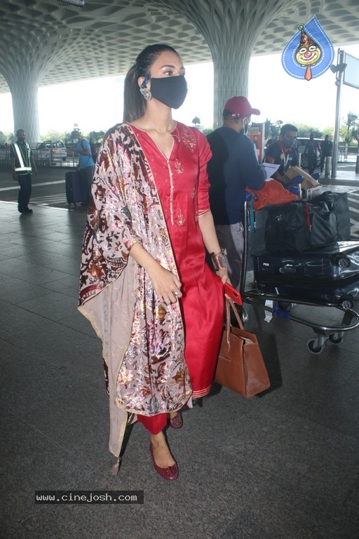 Erica Fernandes Spotted At Airport - 15 / 15 photos
