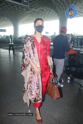 Erica Fernandes Spotted At Airport - 7 of 15