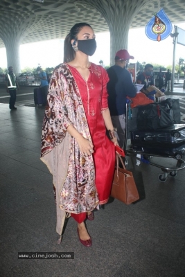 Erica Fernandes Spotted At Airport - 15 of 15