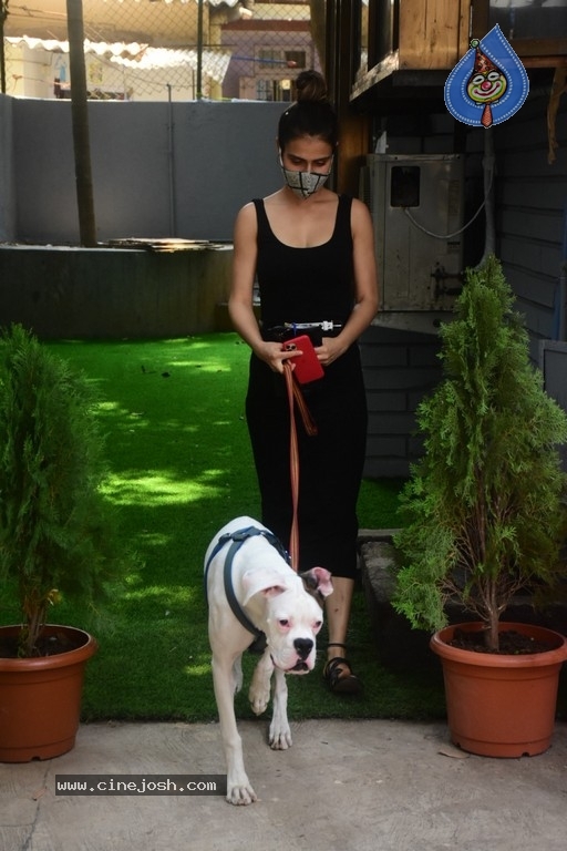 Fatima Sana Shaikh Spotted At Pet Clinic - 1 / 20 photos