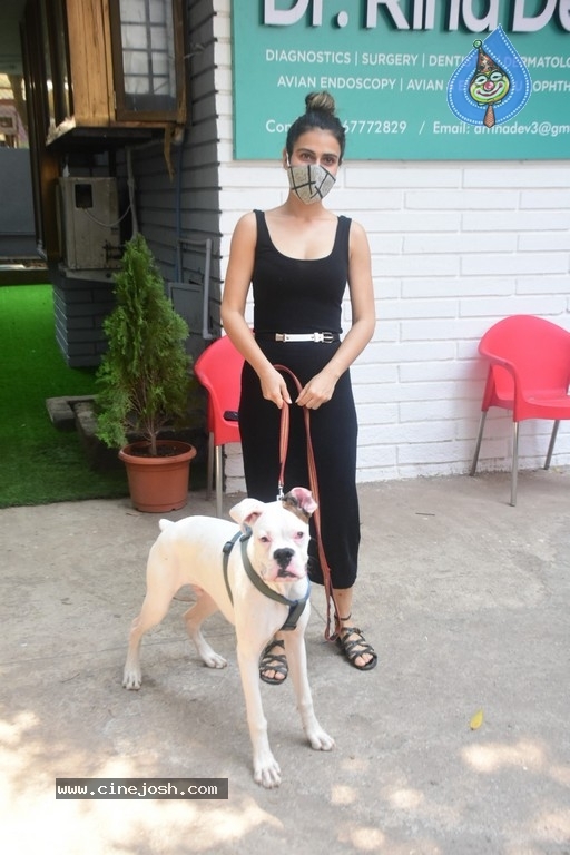 Fatima Sana Shaikh Spotted At Pet Clinic - 2 / 20 photos