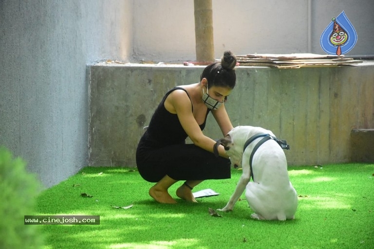 Fatima Sana Shaikh Spotted At Pet Clinic - 3 / 20 photos