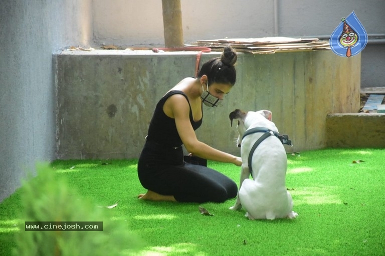 Fatima Sana Shaikh Spotted At Pet Clinic - 6 / 20 photos