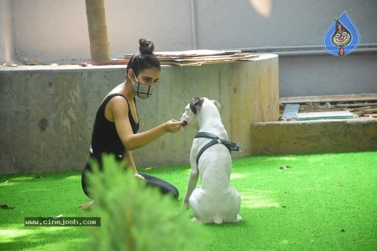 Fatima Sana Shaikh Spotted At Pet Clinic - 7 / 20 photos