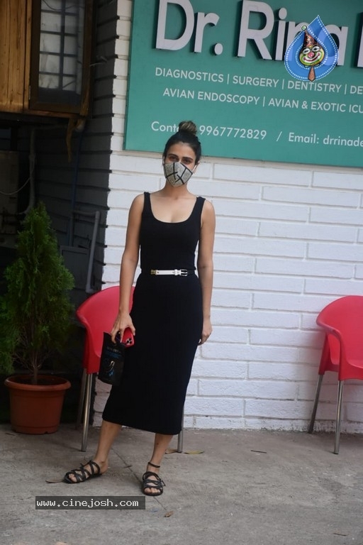 Fatima Sana Shaikh Spotted At Pet Clinic - 8 / 20 photos