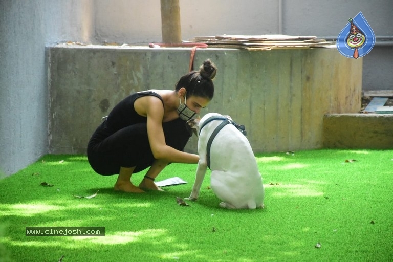 Fatima Sana Shaikh Spotted At Pet Clinic - 9 / 20 photos