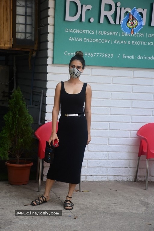 Fatima Sana Shaikh Spotted At Pet Clinic - 12 / 20 photos