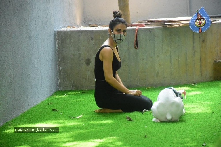 Fatima Sana Shaikh Spotted At Pet Clinic - 13 / 20 photos