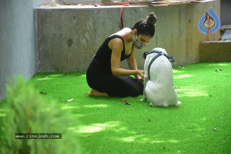 Fatima Sana Shaikh Spotted At Pet Clinic - 14 / 20 photos