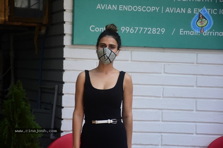 Fatima Sana Shaikh Spotted At Pet Clinic - 15 / 20 photos