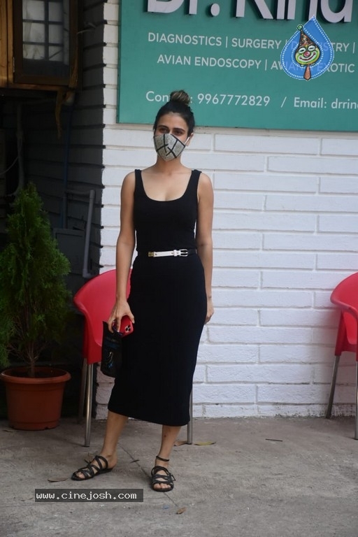 Fatima Sana Shaikh Spotted At Pet Clinic - 20 / 20 photos