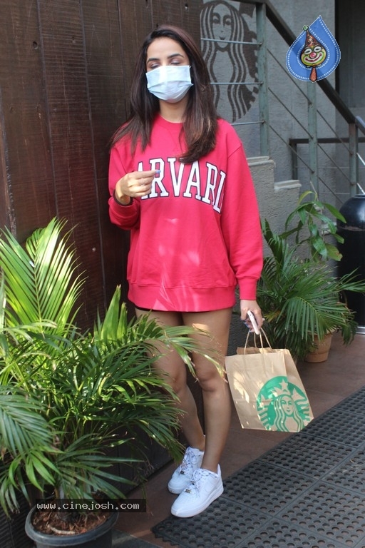 Jasmin Bhasin spotted at Starbucks Juhu - 6 / 20 photos
