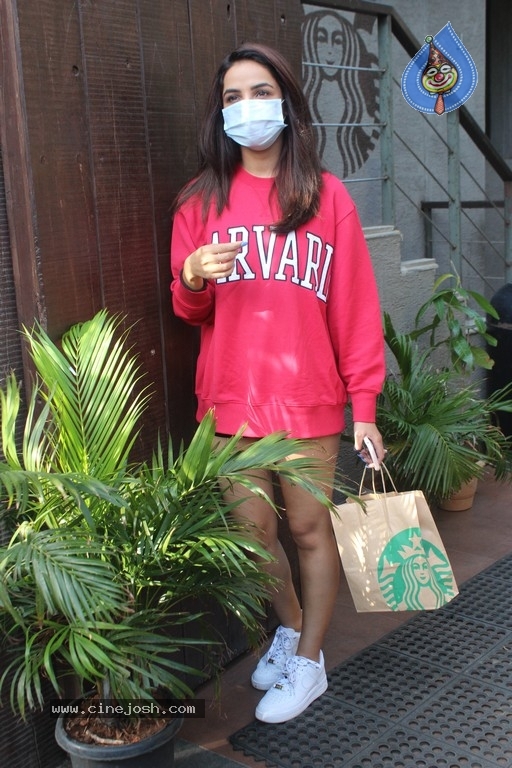 Jasmin Bhasin spotted at Starbucks Juhu - 11 / 20 photos