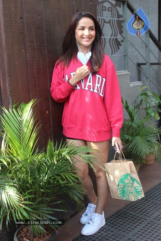 Jasmin Bhasin spotted at Starbucks Juhu - 13 / 20 photos