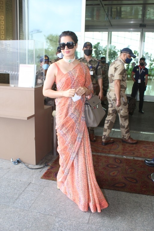 Kangana Ranaut Spotted at Airport - 3 / 5 photos