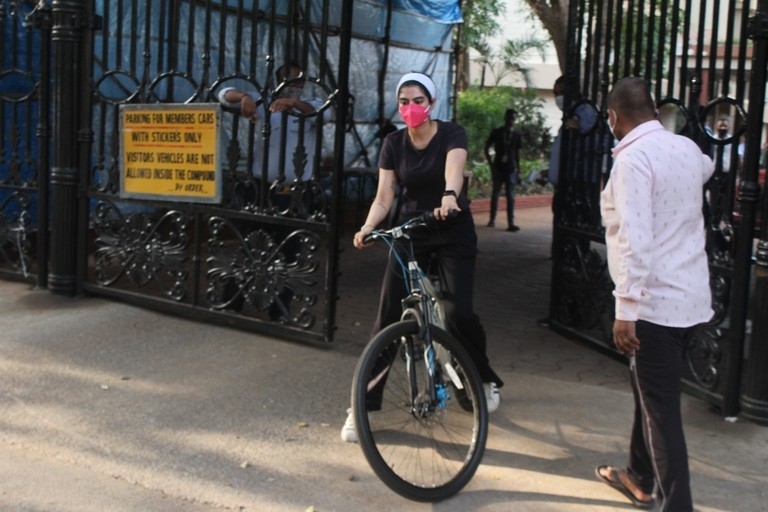 Khushi Kapoor Spotted At Andheri - 5 / 13 photos