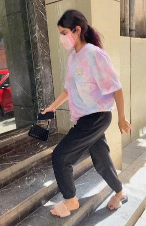 Khushi Kapoor Spotted At Clinic - 6 / 7 photos
