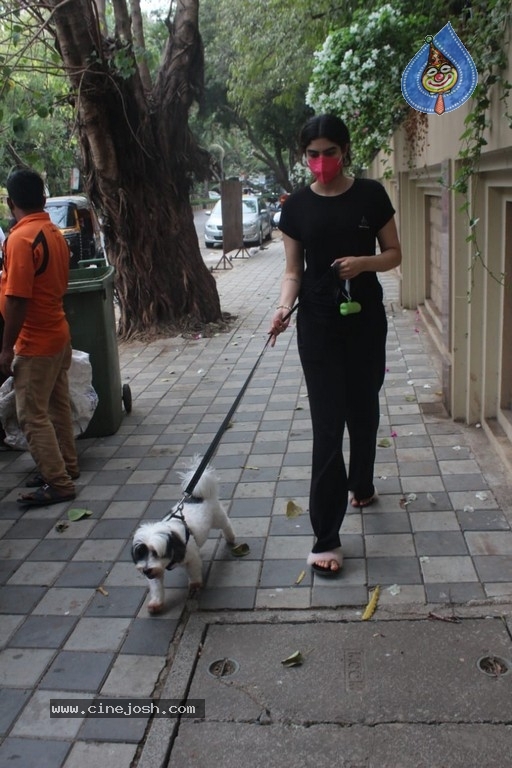 Khushi Kapoor Spotted At Lokhandwala - 5 / 17 photos