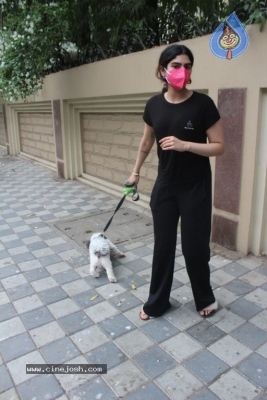 Khushi Kapoor Spotted At Lokhandwala - 15 of 17