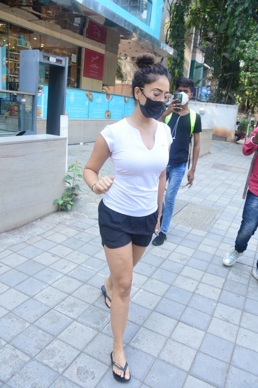 Kim Sharma Spotted Outside Food Hall - 6 / 18 photos