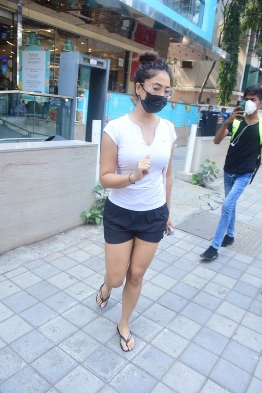 Kim Sharma Spotted Outside Food Hall - 7 / 18 photos