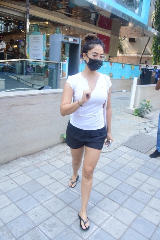 Kim Sharma Spotted Outside Food Hall - 9 / 18 photos