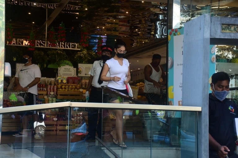 Kim Sharma Spotted Outside Food Hall - 10 / 18 photos