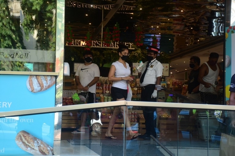 Kim Sharma Spotted Outside Food Hall - 13 / 18 photos