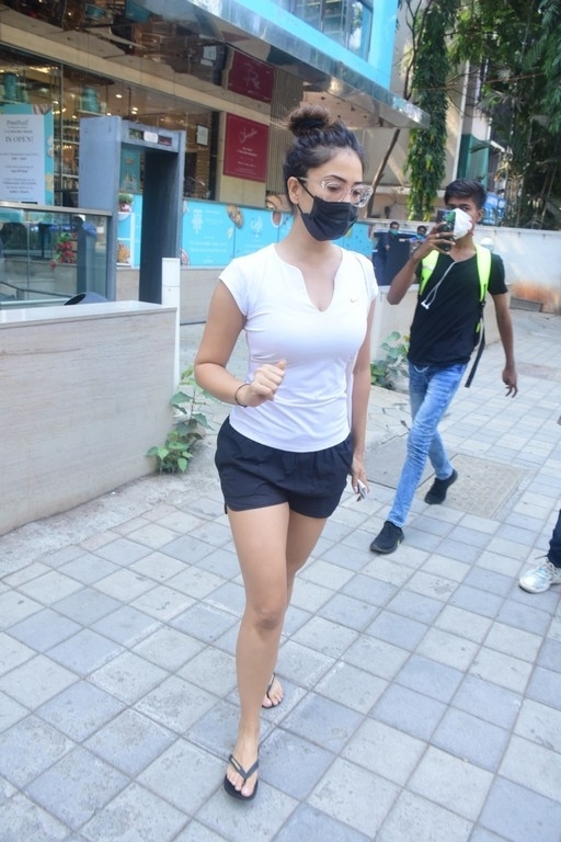 Kim Sharma Spotted Outside Food Hall - 17 / 18 photos