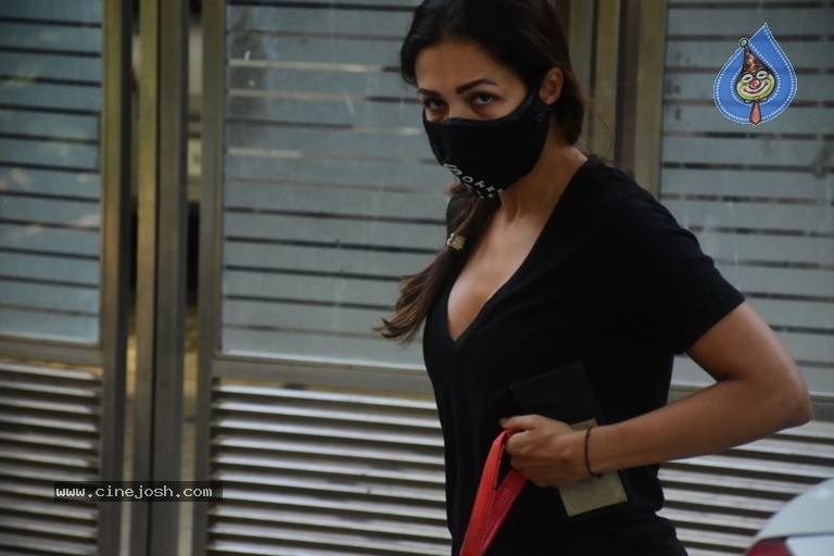 Malaika Arora spotted in Bandra - 14 / 17 photos