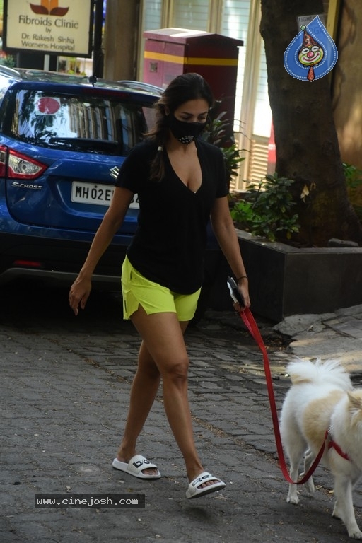 Malaika Arora spotted in Bandra - 16 / 17 photos