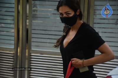 Malaika Arora spotted in Bandra - 14 of 17