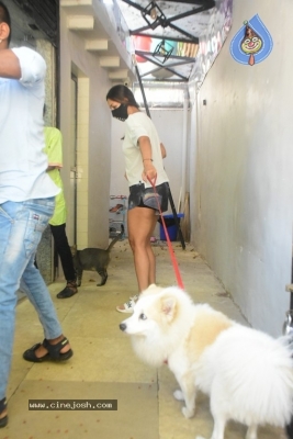 Malaika Arora Spotted Pet Clinic - 3 of 14