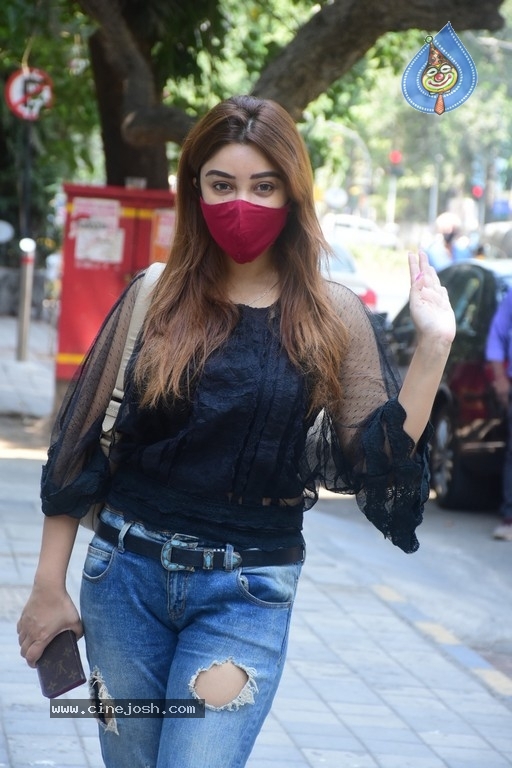 Payal Ghosh at Foodhall Court - 6 / 15 photos