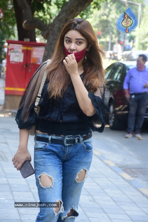 Payal Ghosh at Foodhall Court - 7 / 15 photos