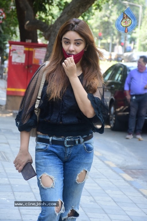 Payal Ghosh at Foodhall Court - 9 / 15 photos