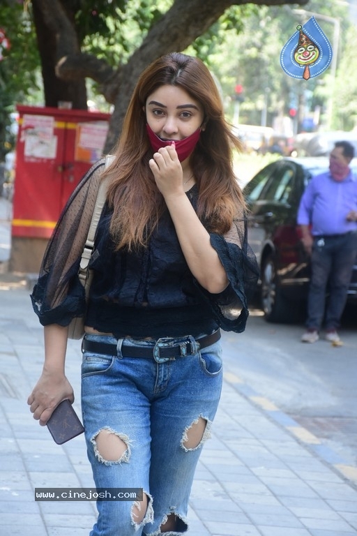 Payal Ghosh at Foodhall Court - 11 / 15 photos