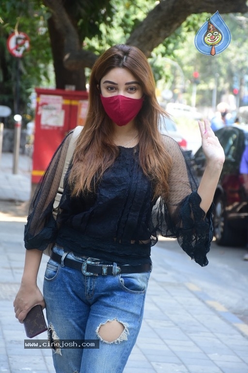 Payal Ghosh at Foodhall Court - 12 / 15 photos