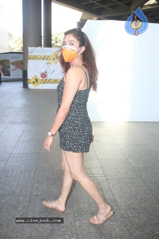 Ridhima Pandit Spotted At Airport - 4 / 17 photos