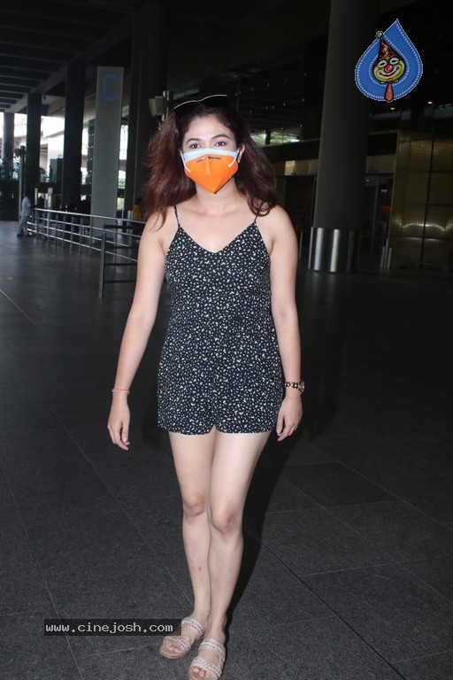 Ridhima Pandit Spotted At Airport - 17 / 17 photos