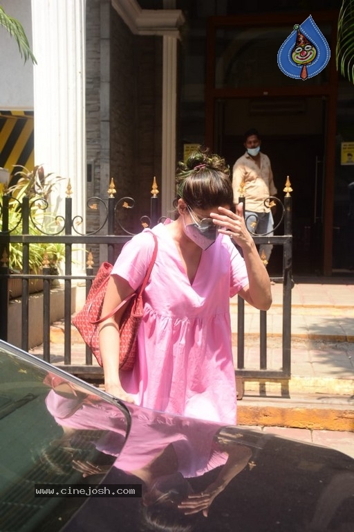 Shamita Shetty Spotted At Clinic - 15 / 16 photos