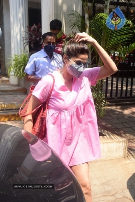 Shamita Shetty Spotted At Clinic - 2 of 16