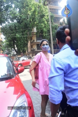 Shamita Shetty Spotted At Clinic - 3 of 16