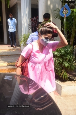 Shamita Shetty Spotted At Clinic - 4 of 16