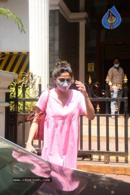 Shamita Shetty Spotted At Clinic - 9 of 16