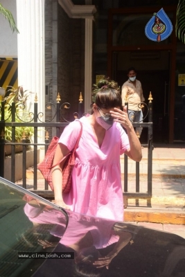 Shamita Shetty Spotted At Clinic - 15 of 16