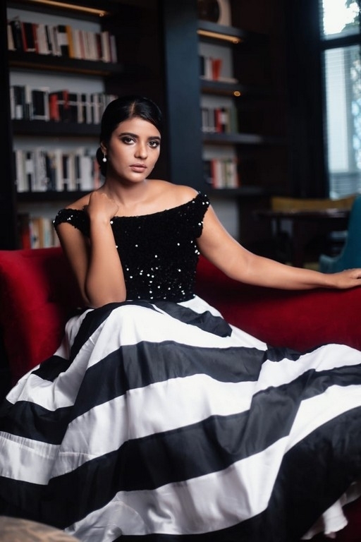 Aishwarya Rajesh Pics - 4 / 4 photos