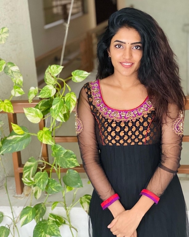 Eesha Rebba Photos - 1 / 5 photos