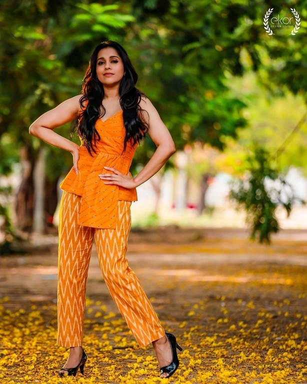 Rashmi Gautam Photos - 3 / 6 photos